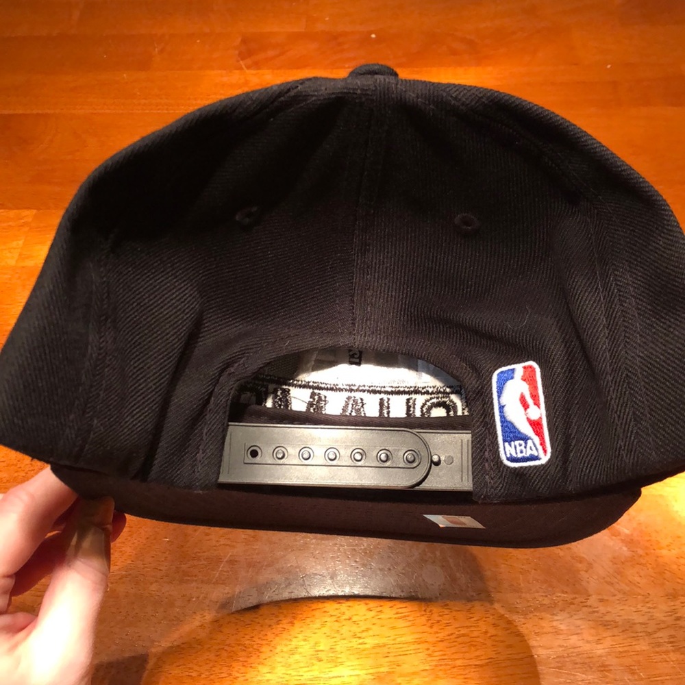 2016 NBA CHAMPS CLEVELAND CAVALIERS SNAP BACK - Picture 3 of 5